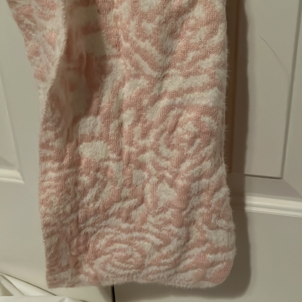 NWT Karl Lagerfeld pink scarf - Picture 5 of 7